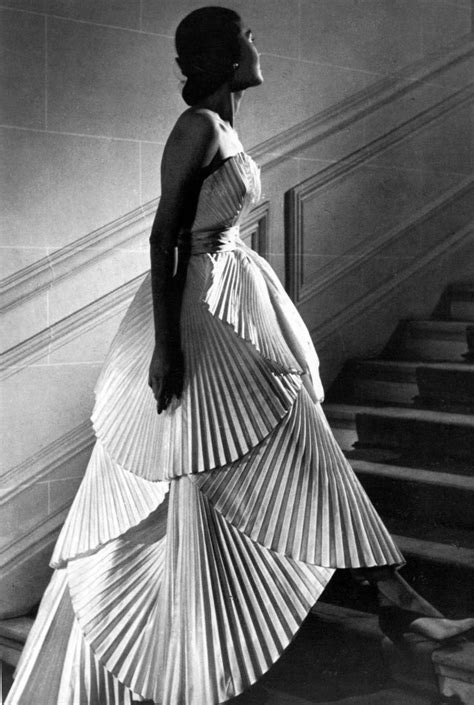 christian dior alla im abendkleid aus plissiertem taft|Model Alla Paris, 1955 .